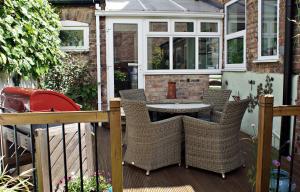 un patio con mesa y sillas en una terraza en Bronte Guest House, en York