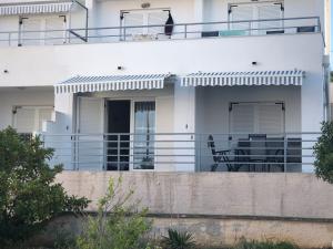 Balkón alebo terasa v ubytovaní Apartman Ylli