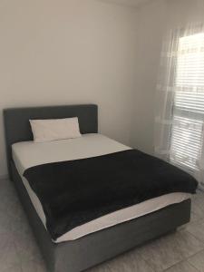 Posteľ alebo postele v izbe v ubytovaní Apartman Ylli