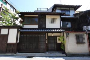 una casa con una puerta y un garaje en Gion Koyu an Machiya House, en Kioto