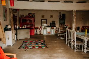 salon ze stołem i krzesłami oraz kuchnię w obiekcie Dwór Muławki w mieście Muławki