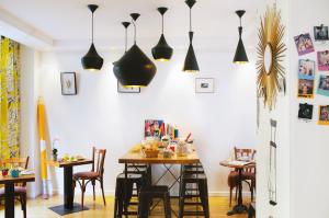 a dining room with a table and chairs at Hôtel Crayon in Paris