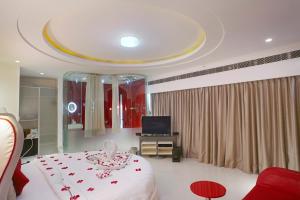 Телевизор и/или развлекательный центр в Fahrenheit Hotels & Resorts