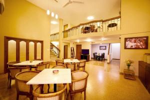 Restaurant o un lloc per menjar a Hanu Reddy Residences Poes Garden