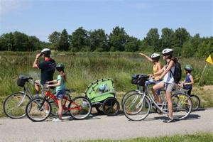 un grupo de personas en bicicleta en una carretera en Ferme Passion, en Saint-Trivier-sur-Moignans