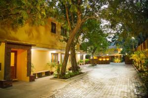 a courtyard with a tree and a building at Hanu Reddy Residences Poes Garden in Chennai