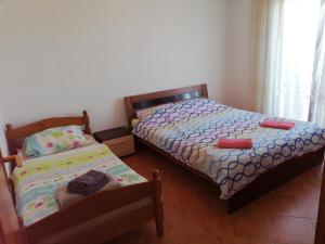 Tempat tidur dalam kamar di Apartments Ivo