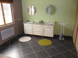 ein Badezimmer mit zwei Waschbecken und zwei Spiegeln in der Unterkunft le gite d'olhain in Fresnicourt-le-Dolmen