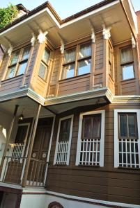 Casa amarilla con ventanas blancas en Emirhan Hotel, Sultanahmet, en Estambul