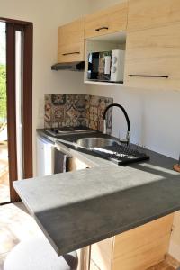 eine Küche mit einer Spüle und einer Arbeitsplatte in der Unterkunft HomeStay Bormes in Bormes-les-Mimosas