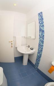 uma casa de banho com um lavatório e um espelho em Casa Catalano em Terlizzi