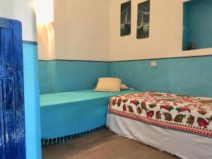 カンヌにあるAppart Suquet Avec Terasse Vue Merの青い壁のベッドルーム1室(ベッド1台付)