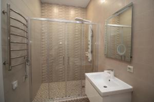 アドレルにあるApartment on Bulvar Nadezhdのバスルーム(シャワー、トイレ、シンク付)