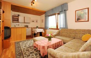 ein Wohnzimmer mit einem Sofa und einem Tisch in der Unterkunft Gästezimmer Weiss in Maria Taferl