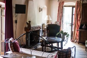 un soggiorno con camino e tavolo di Via Col Tempo a Pigna