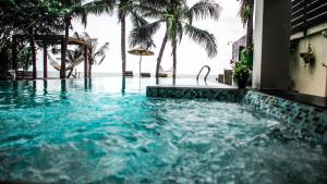 Bazén v ubytování Baan SanSuk Pranburi - Beach Front & Pool Villa nebo v jeho okolí