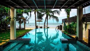 Bazén v ubytování Baan SanSuk Pranburi - Beach Front & Pool Villa nebo v jeho okolí