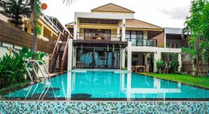 Bazén v ubytování Baan SanSuk Pranburi - Beach Front & Pool Villa nebo v jeho okolí
