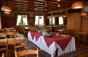 un restaurante con mesa y mantel rojo en Hostel am Schönenberg, en Lenzkirch