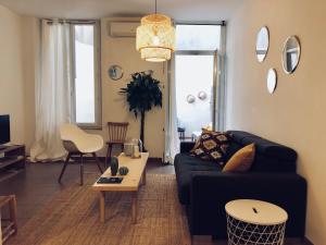 a living room with a couch and a table at Le Studio des Artistes in Marseille