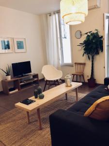un soggiorno con divano e tavolino da caffè di Le Studio des Artistes a Marsiglia