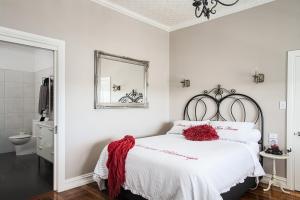 Letto o letti in una camera di The Ark Stanley Luxury Bed and Breakfast