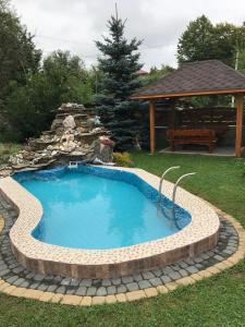 basen w ogrodzie z altaną w obiekcie Vacation home w mieście Yabluniv