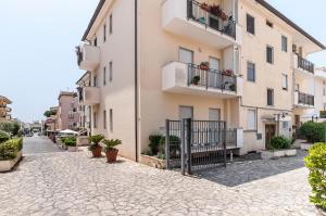 een lege straat voor een gebouw bij Appartamento Tony in Sperlonga