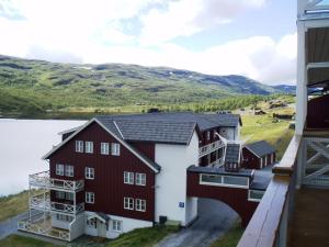 uma vista da casa a partir da varanda de um edifício em Nystuen em Tyinkrysset
