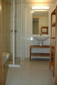 TyinkryssetにあるNystuenのバスルーム(シャワー、シンク、バスタブ付)