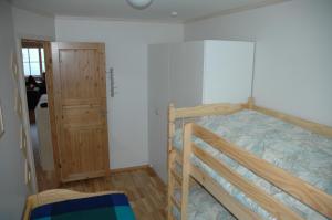 a bedroom with a bunk bed and a door at Nystuen in Tyinkrysset