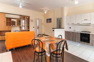 een keuken en eetkamer met een tafel en stoelen bij Appartamento Tony in Sperlonga