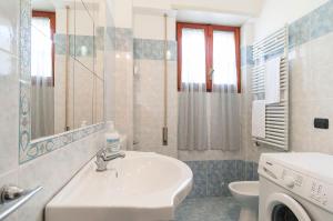 een badkamer met wastafel en wasmachine bij Appartamento Tony in Sperlonga +16 foto's