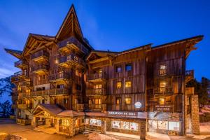 アルク2000にあるtravelski home premium - Résidence Chalets Altitude & Ours 5 starsの大木造建築の像