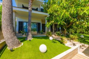 A garden outside Villa Diagonal