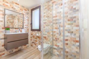 ソン・セッラ・デ・マリーナにあるSa Ninetaのバスルーム(トイレ、ガラス張りのシャワー付)