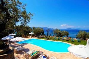 - une piscine avec des chaises et une vue sur l'océan dans l'établissement Diplomats' Holidays, à Chorto