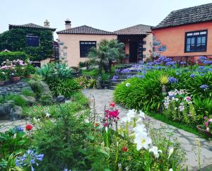 um jardim de flores em frente a uma casa em Rural Las Llanadas em Los Realejos