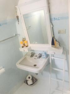 uma casa de banho com um lavatório e um espelho em LOFRUs PLACE em Pomarico
