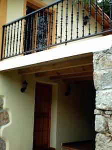 una terraza de madera con una escalera en una casa en Casa para vacaciones junto al Parque de la Naturaleza de Cabarceno, en Obregón
