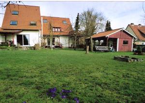 Taman di luar Am Apfelgarten-3 Apartments mit PKW-Parkplatz, Christianiweg