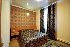 スモレンスクにあるDvoryanskoe Gnezdoのベッドルーム1室(ベッド1台付)、窓(カーテン付)