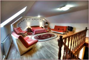 スモレンスクにあるDvoryanskoe Gnezdoのリビングルーム(赤い椅子、階段付)