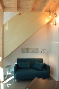 un salon avec un canapé bleu et une table dans l'établissement Dubocage45Citycenter, à Faro