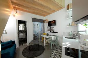 uma sala de estar com um sofá azul e uma mesa em Dubocage45Citycenter em Faro