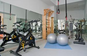 un gimnasio con bicicletas estáticas y pelotas de ejercicio en Hotel Bahía Calpe by Pierre & Vacances, en Calpe