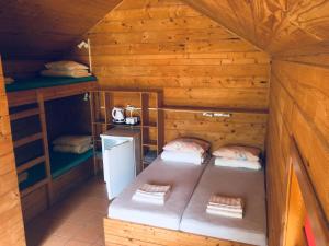 Giường trong phòng chung tại Kempingas "Obuolių sala"