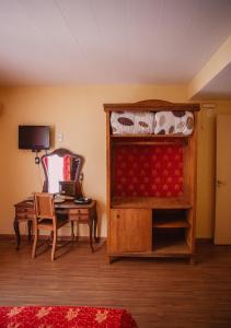 1 dormitorio con escritorio y litera en Pousada Raio de Sol, en Jaguarão