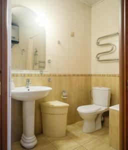 モスクワにある2-room apartment at Smolenskaya metroのバスルーム(洗面台、トイレ付)