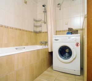モスクワにある2-room apartment at Smolenskaya metroのバスルーム(洗濯機、バスタブ付)